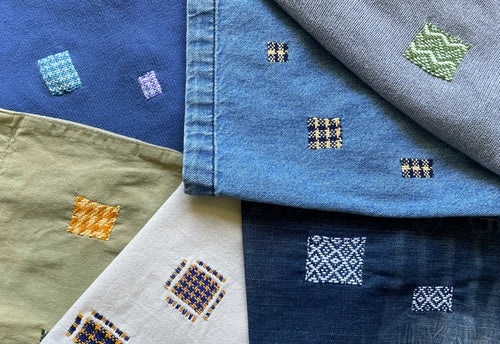 Vêtements de différentes matières et couleurs ornés de reprises tissées contrastées.